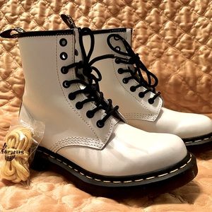 Dr. Martens 1460 WOMEN'S SMOOTH LEATHER LACE UP BOOTS. In EXCEPTIONAL condition!